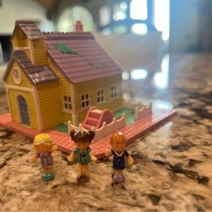 Polly pocket school house